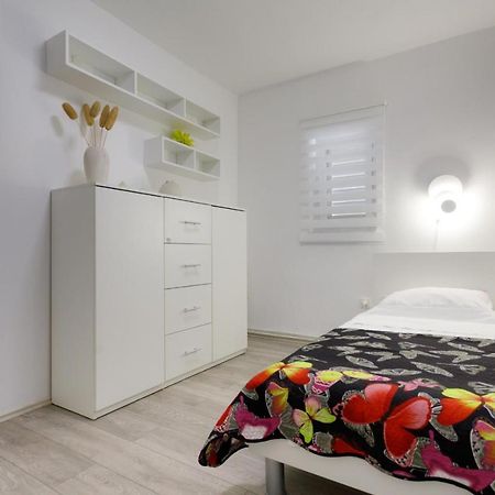 Apartman Laura Krk Town Bagian luar foto