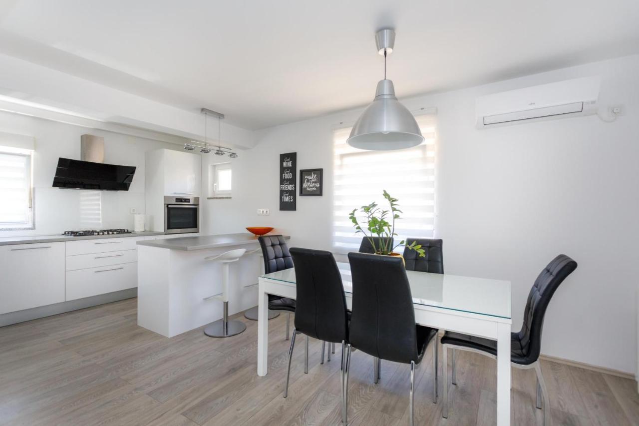 Apartman Laura Krk Town Bagian luar foto