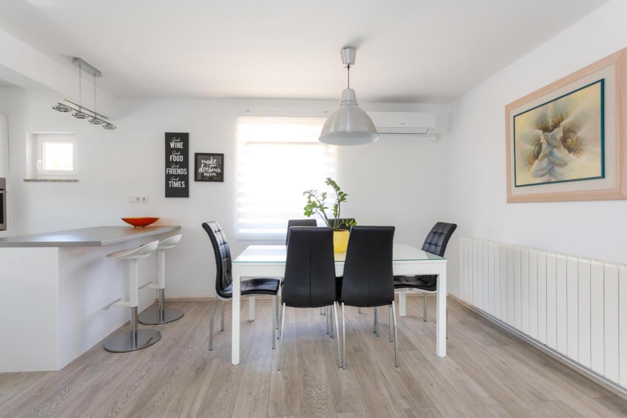 Apartman Laura Krk Town Bagian luar foto